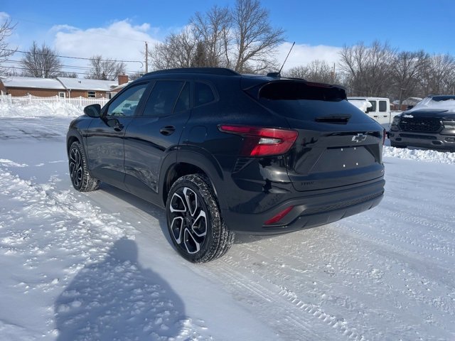 Used 2025 Chevrolet Trax RS image 2