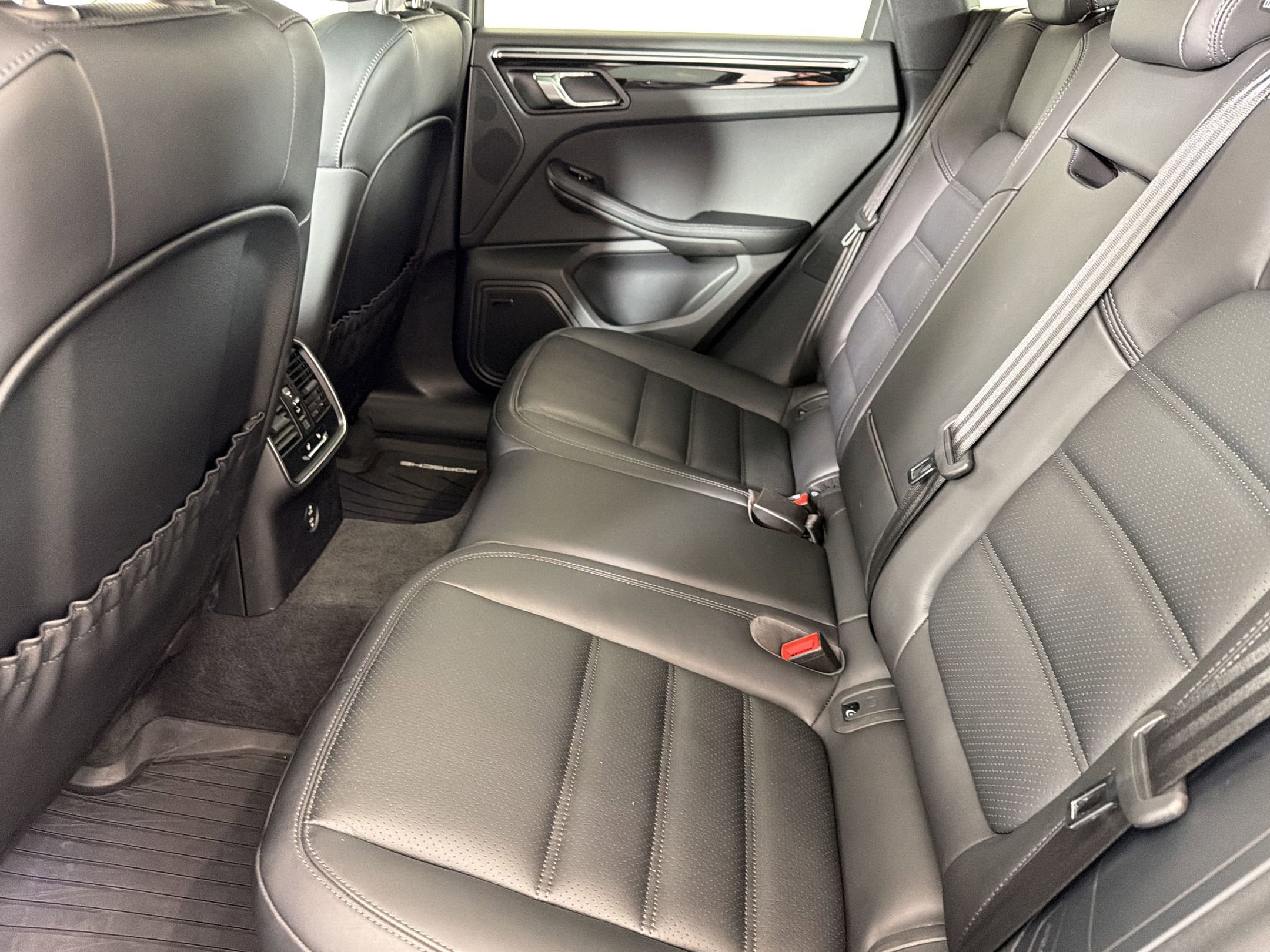 Used 2025 Porsche Macan image 17