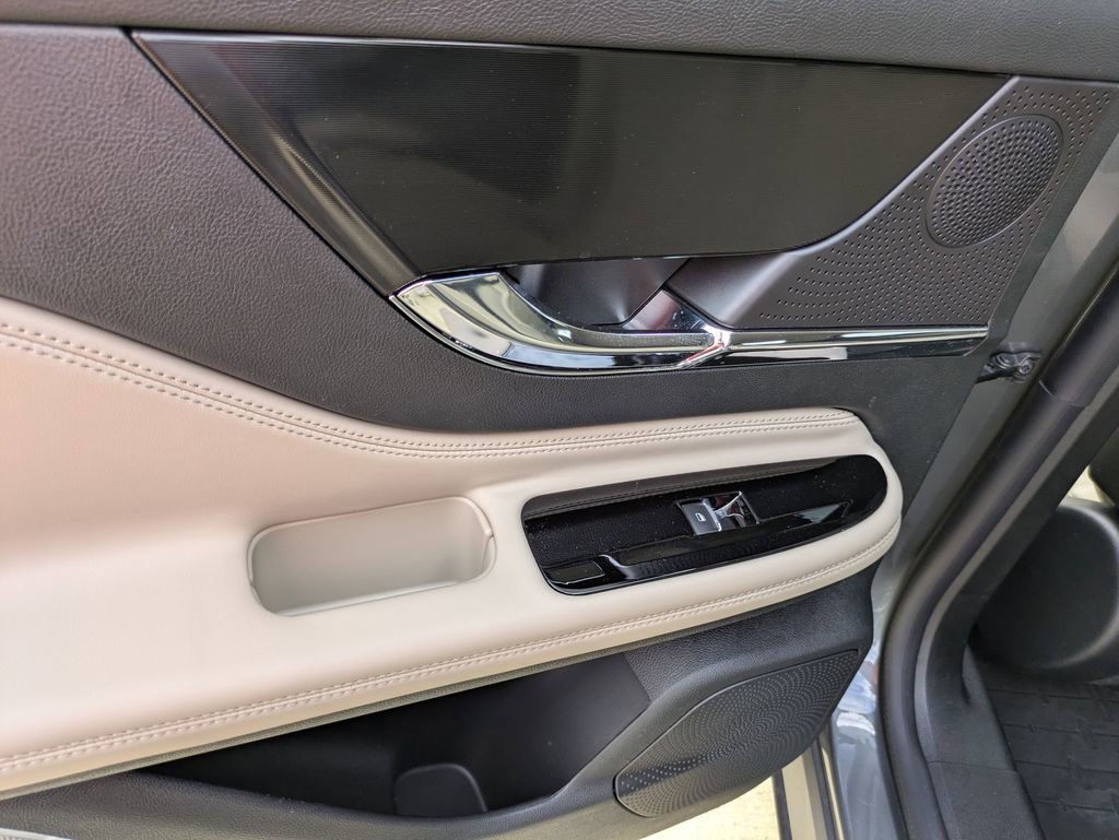 Used 2025 Lincoln Corsair FWD w/ Equipment Group 101A image 10