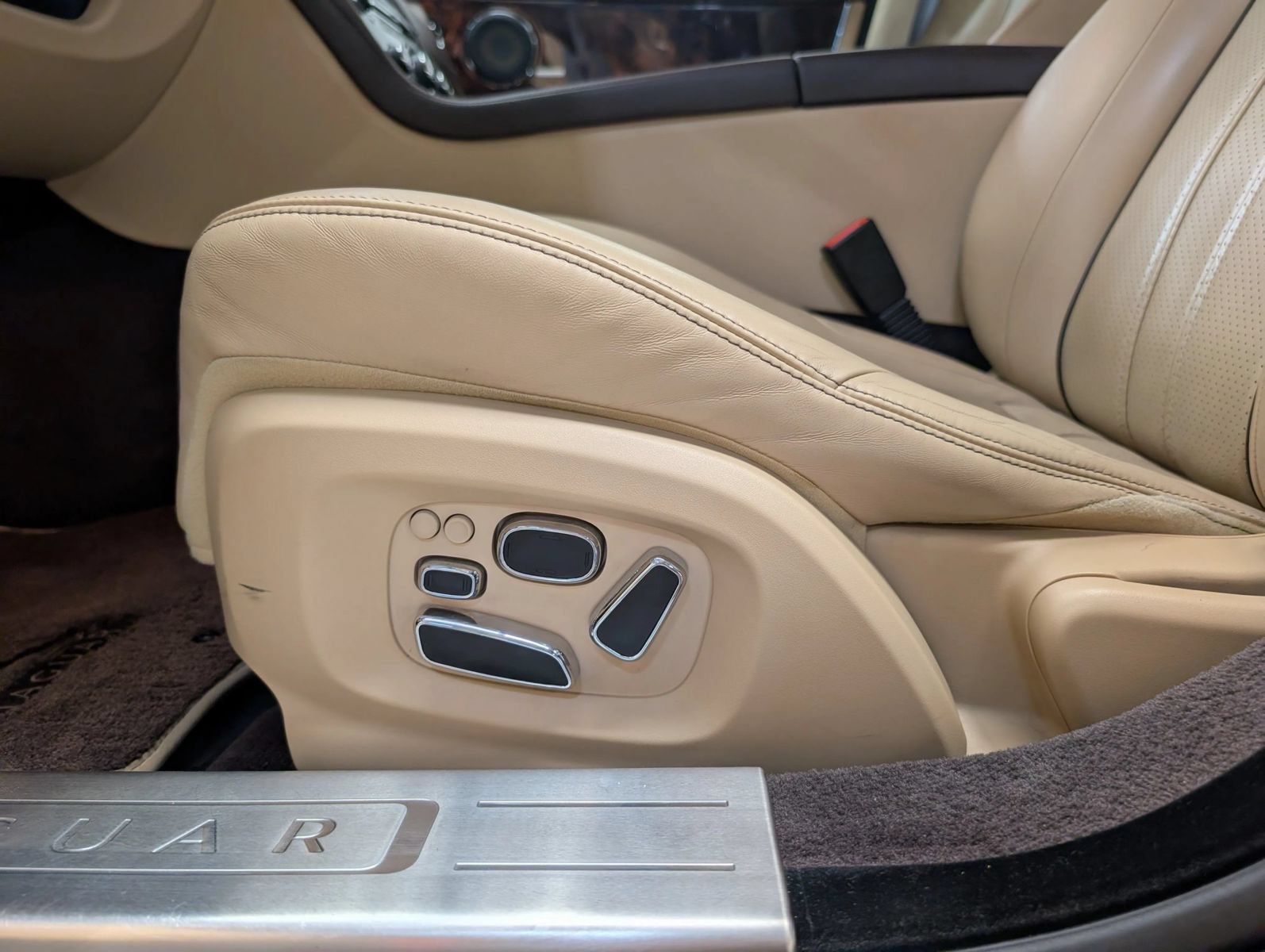 Used 2011 Jaguar XJ L RWD image 18