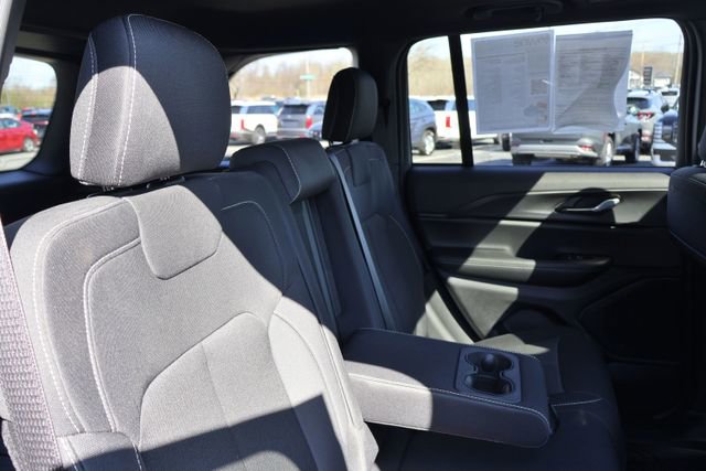 Used 2025 Jeep Grand Cherokee Laredo w/ Luxury Tech Group I AWD/4WD image 17
