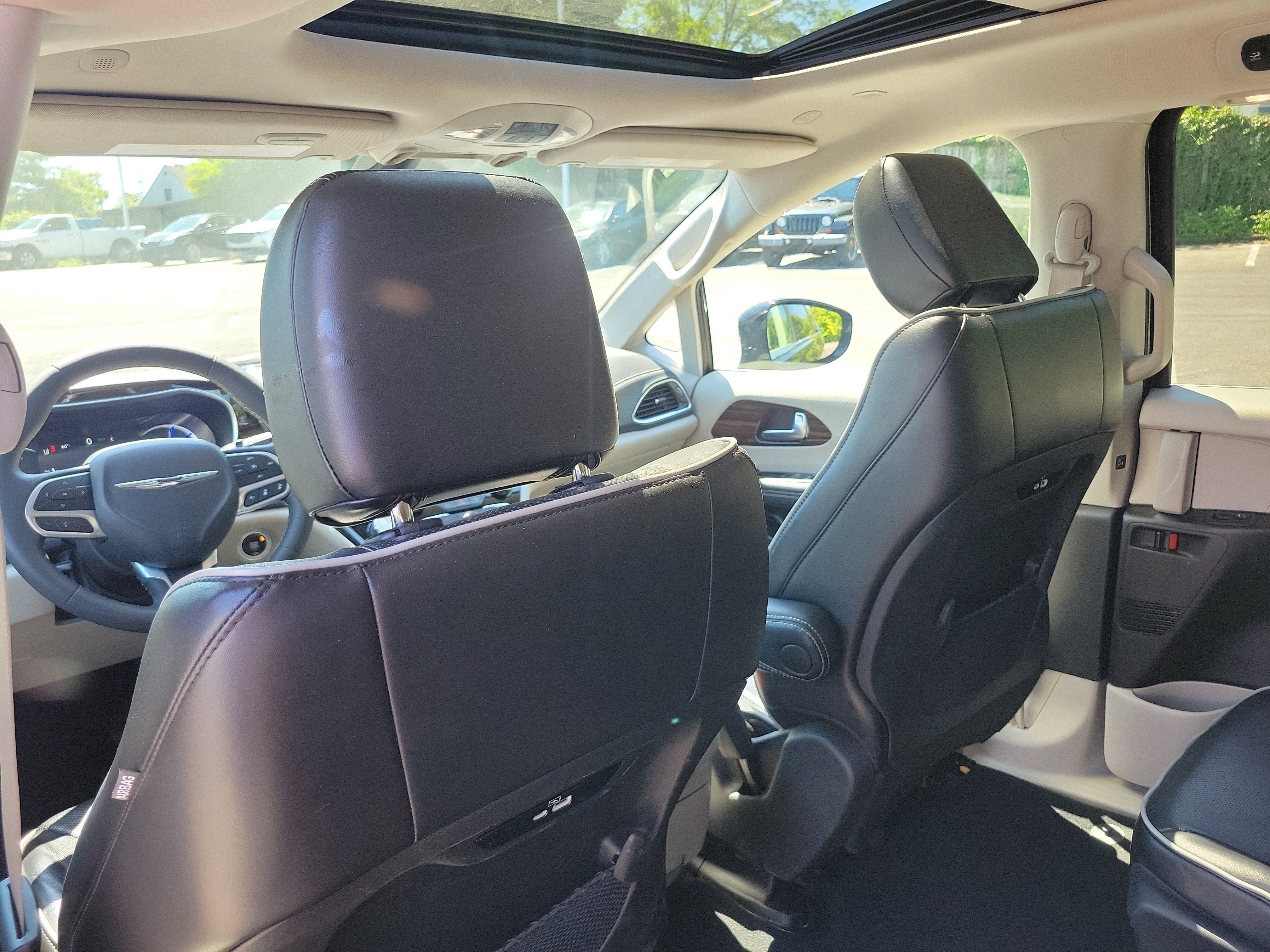 Used 2023 Chrysler Pacifica Limited FWD image 18