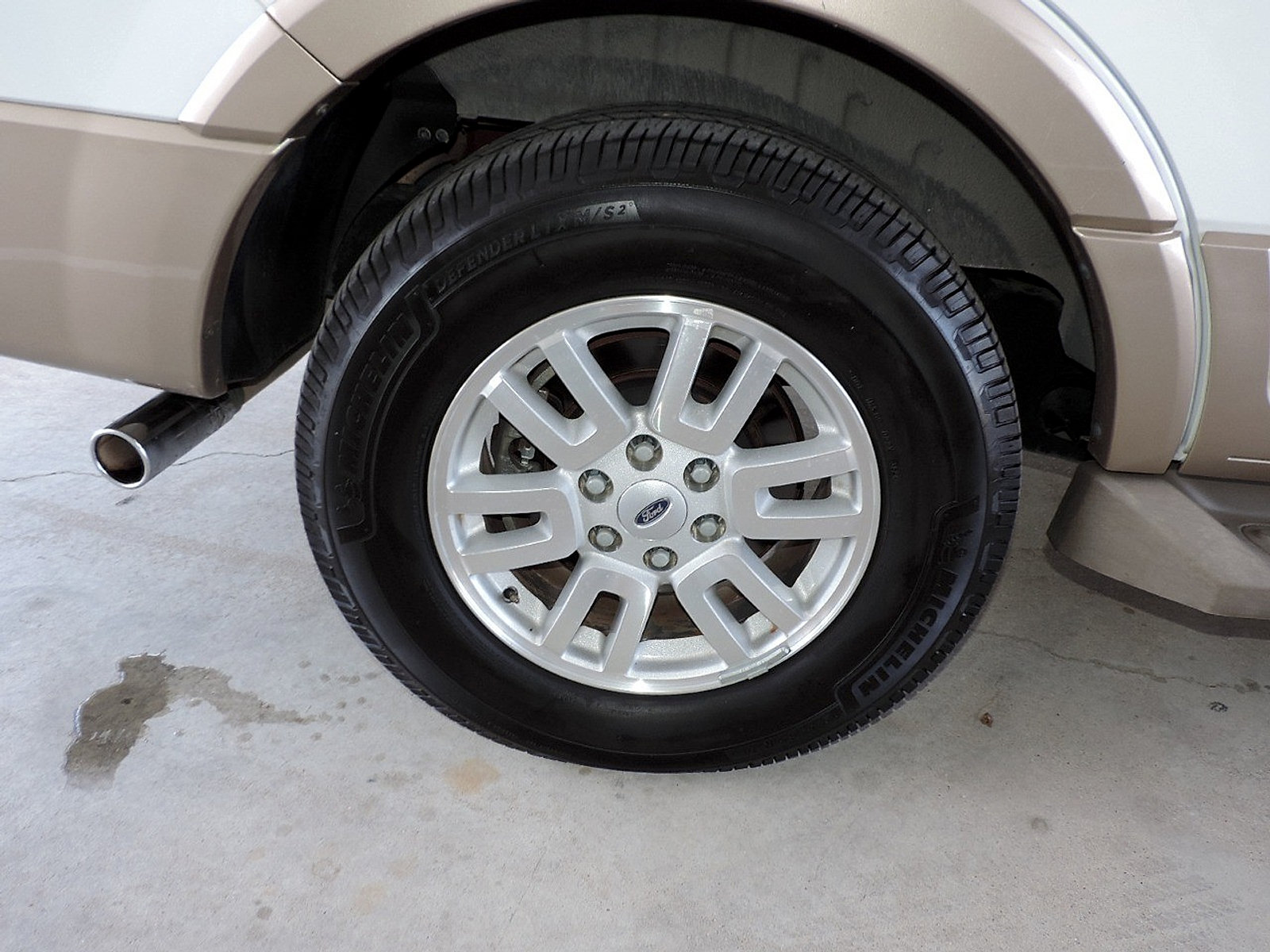 Used 2014 Ford Expedition XLT w/ Equipment Group 201A RWD image 11