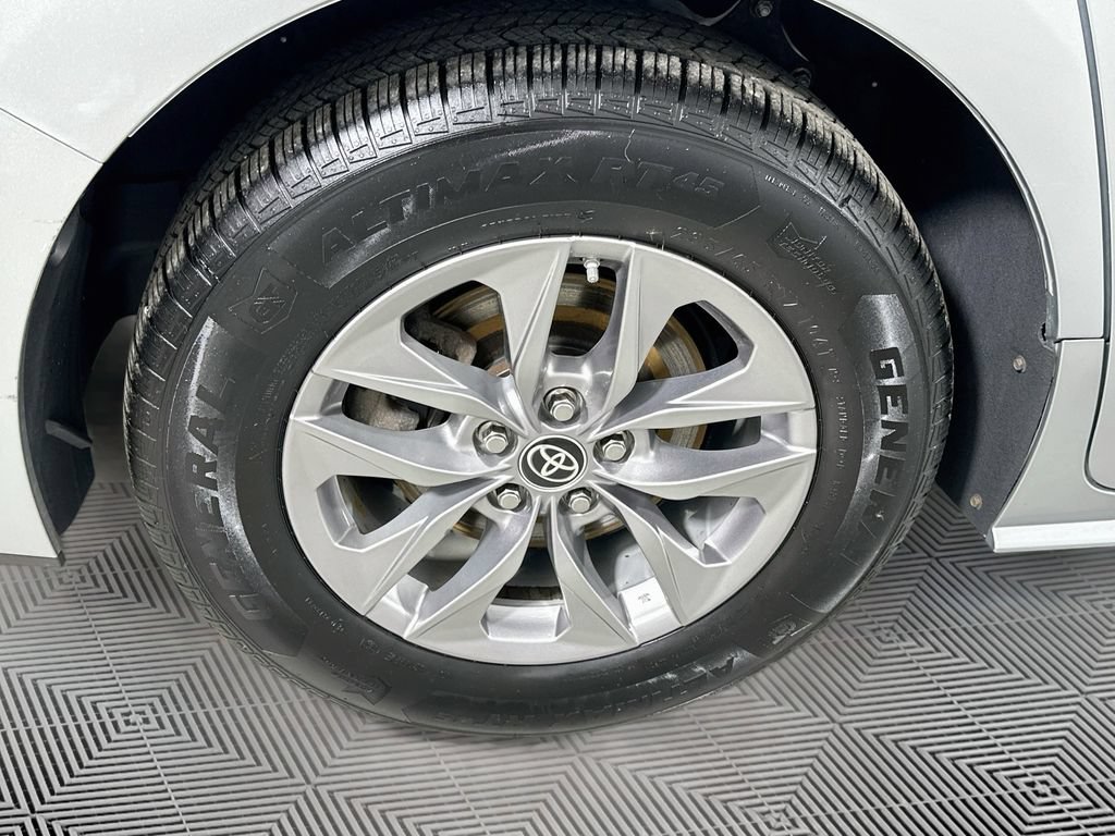 Certified 2022 Toyota Sienna XLE w/ XLE Plus Package AWD/4WD image 32
