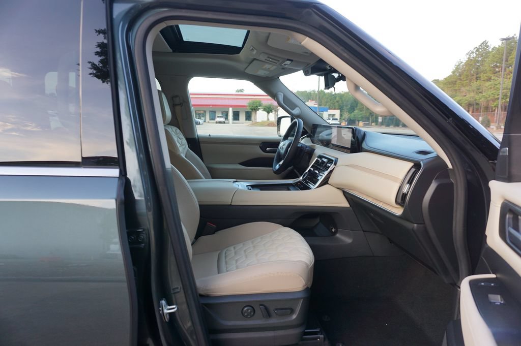 Used 2025 Nissan Armada Platinum RWD image 18