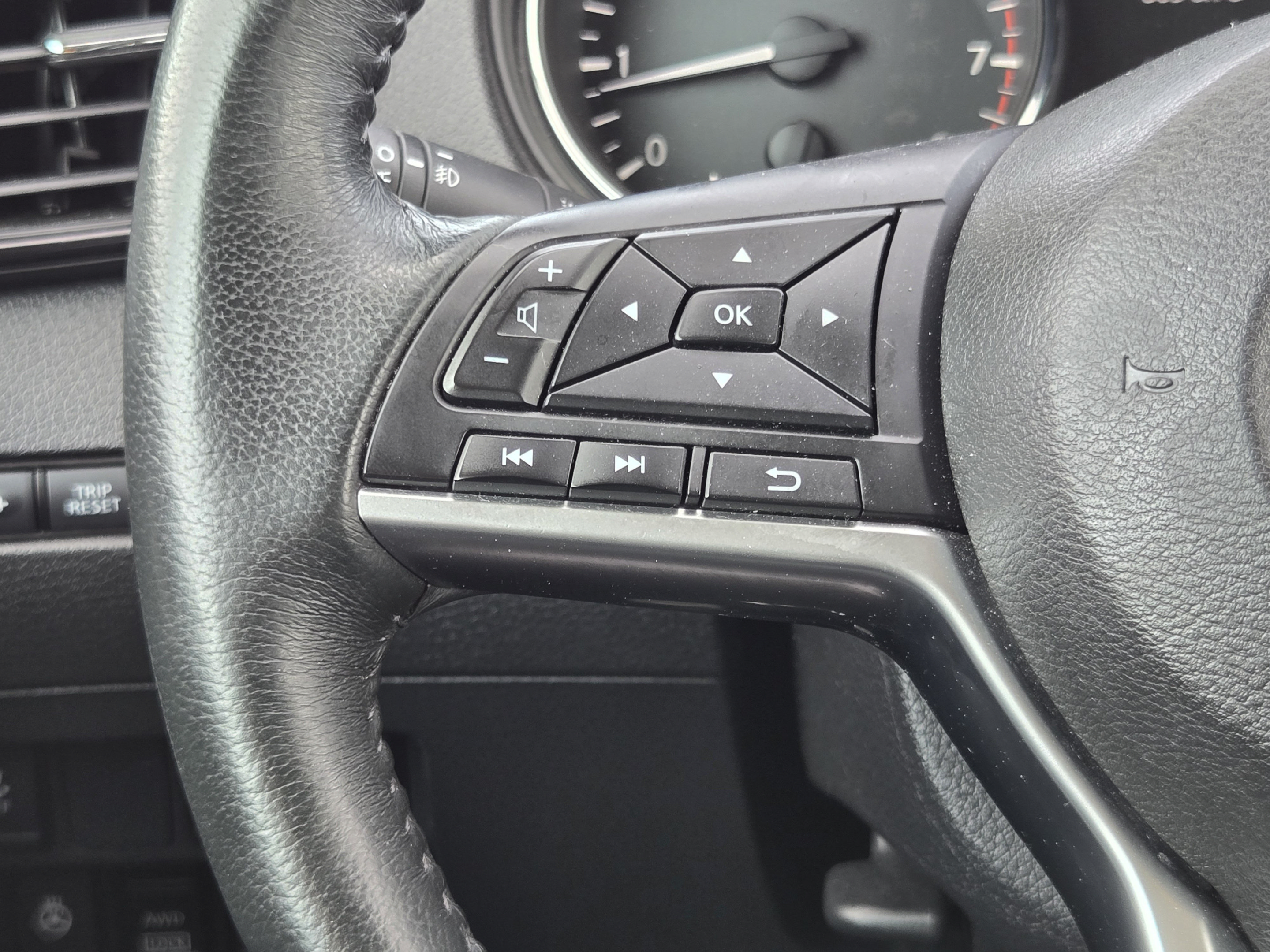 Used 2018 Nissan Rogue SV w/ Sun & Sound Touring Package AWD/4WD image 26