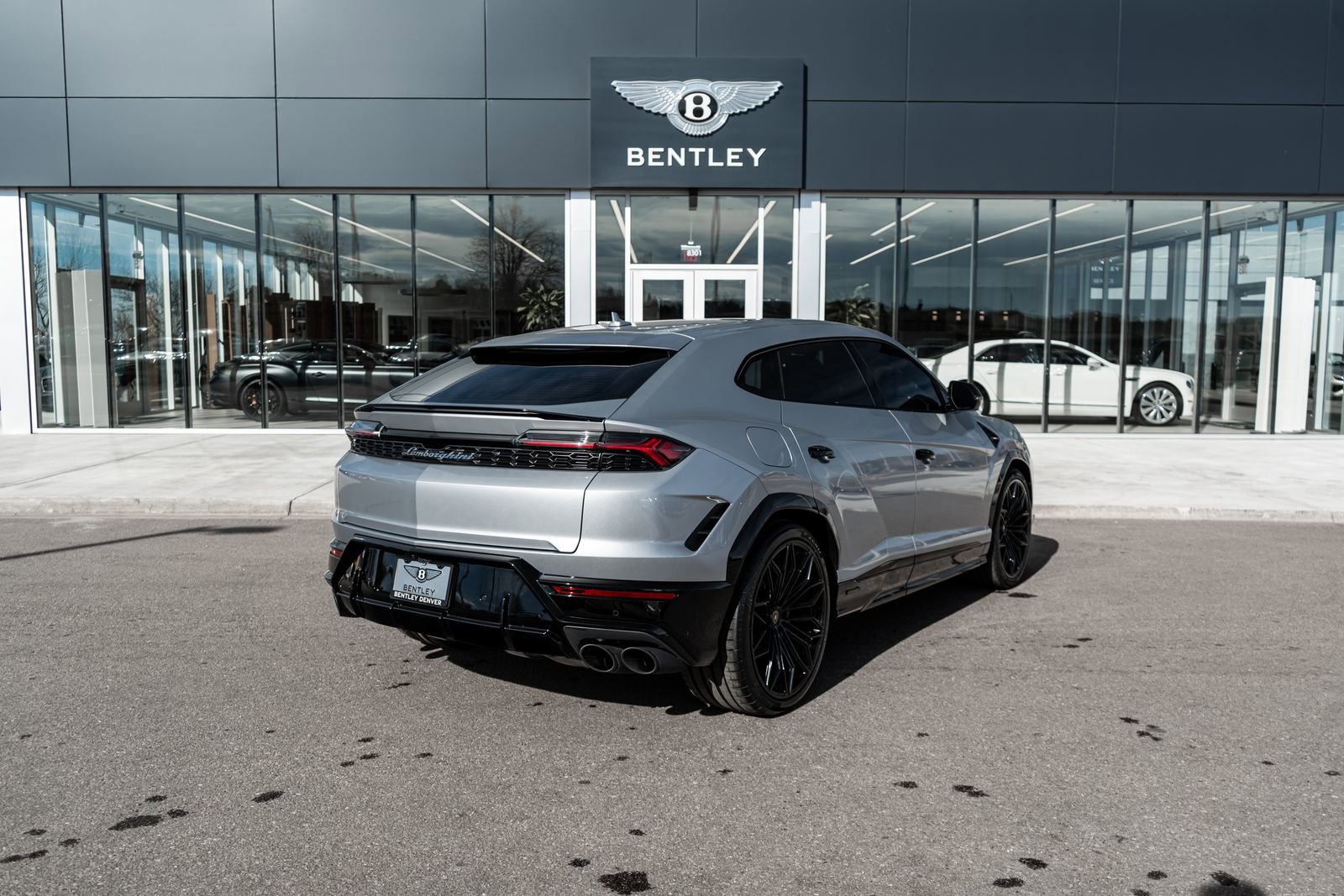 Used 2025 Lamborghini Urus SE AWD/4WD image 3