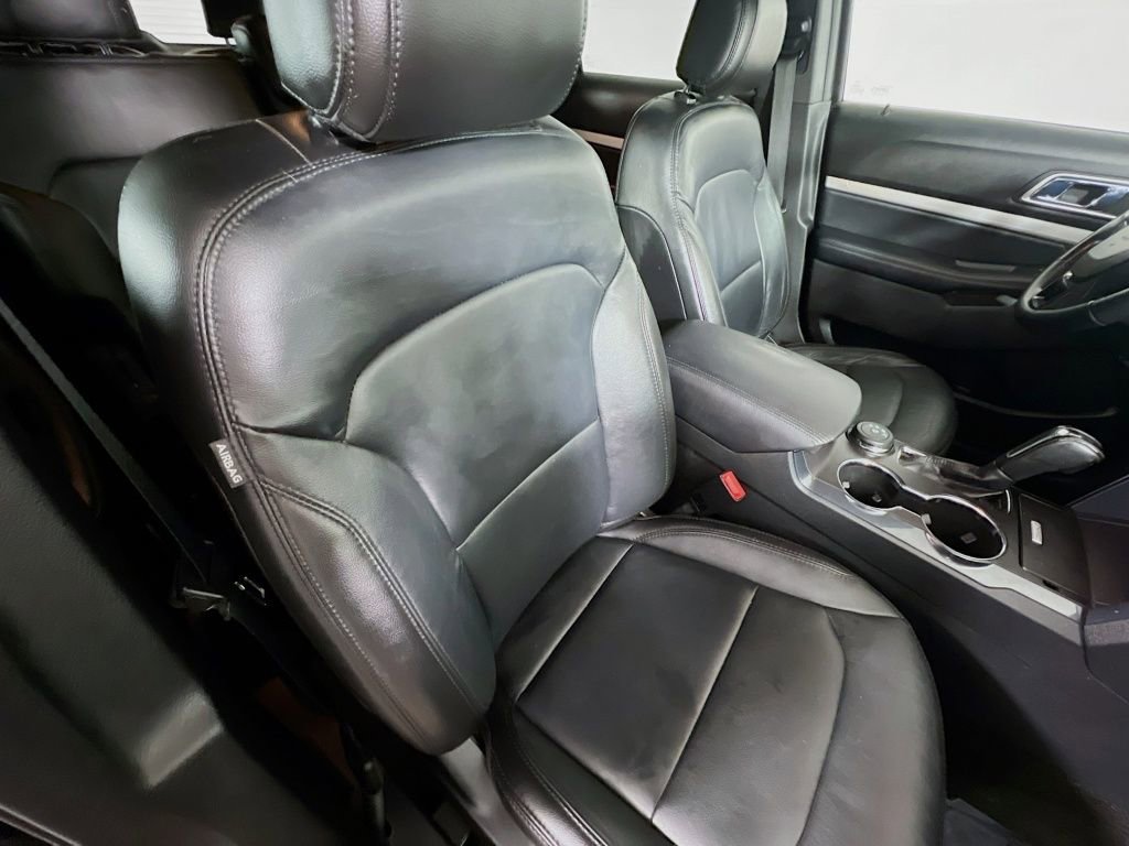 Used 2017 Ford Explorer XLT w/ Equipment Group 202A image 28