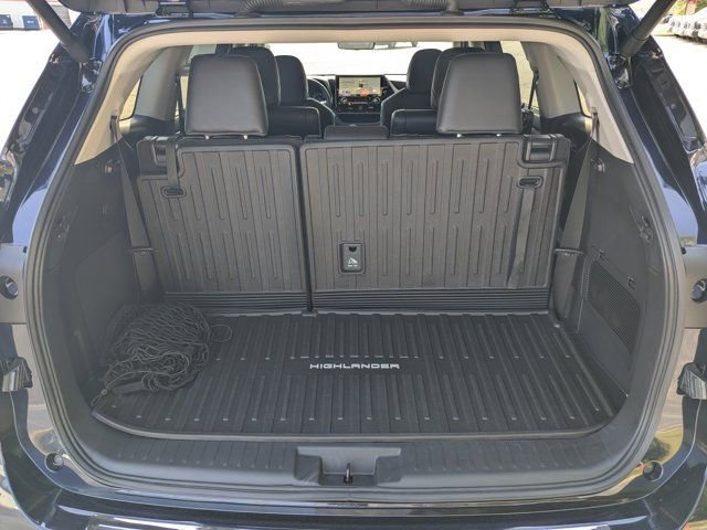 Used 2025 Toyota Highlander Platinum image 17