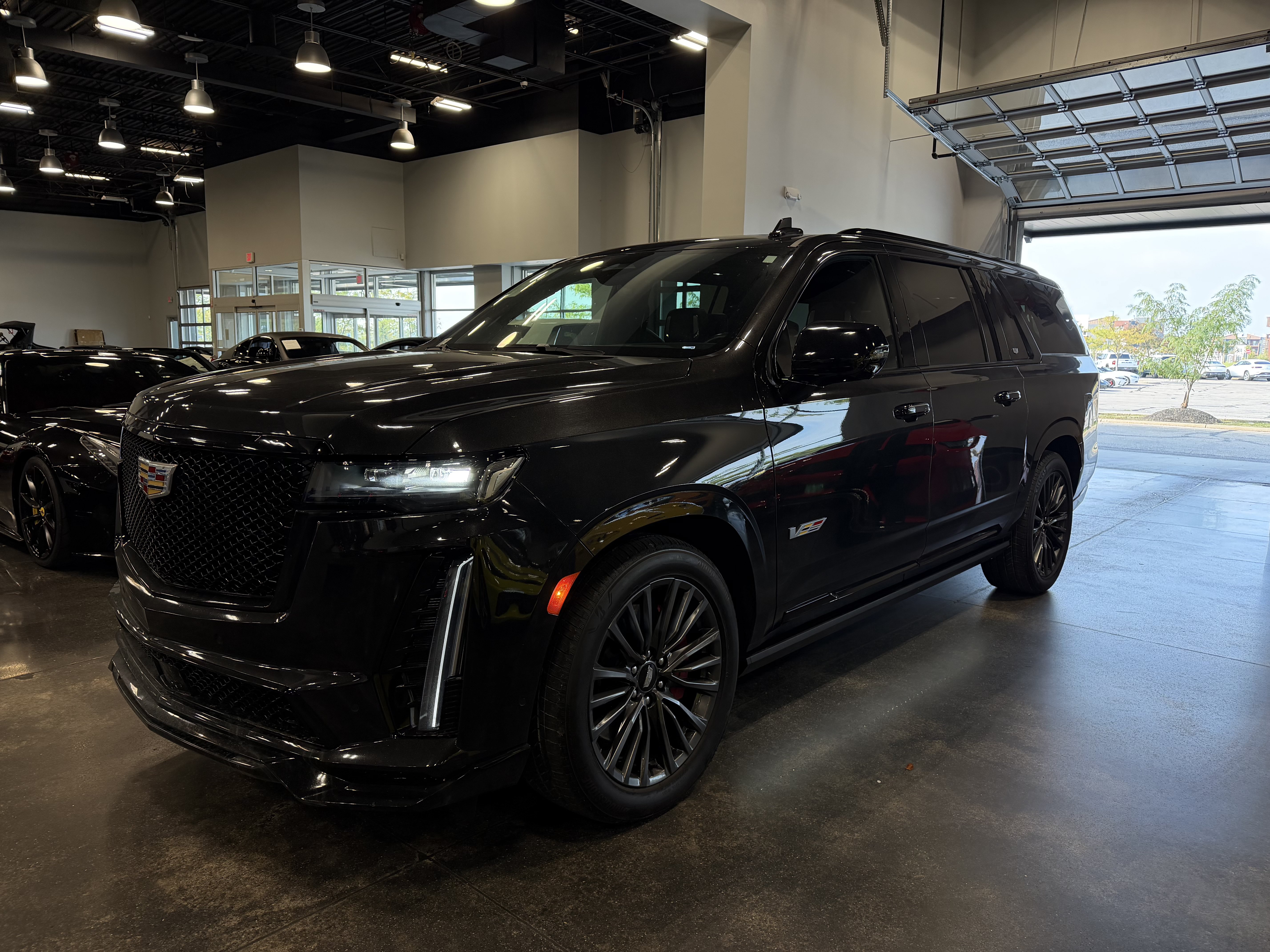 Used 2024 Cadillac Escalade ESV V AWD/4WD image 5