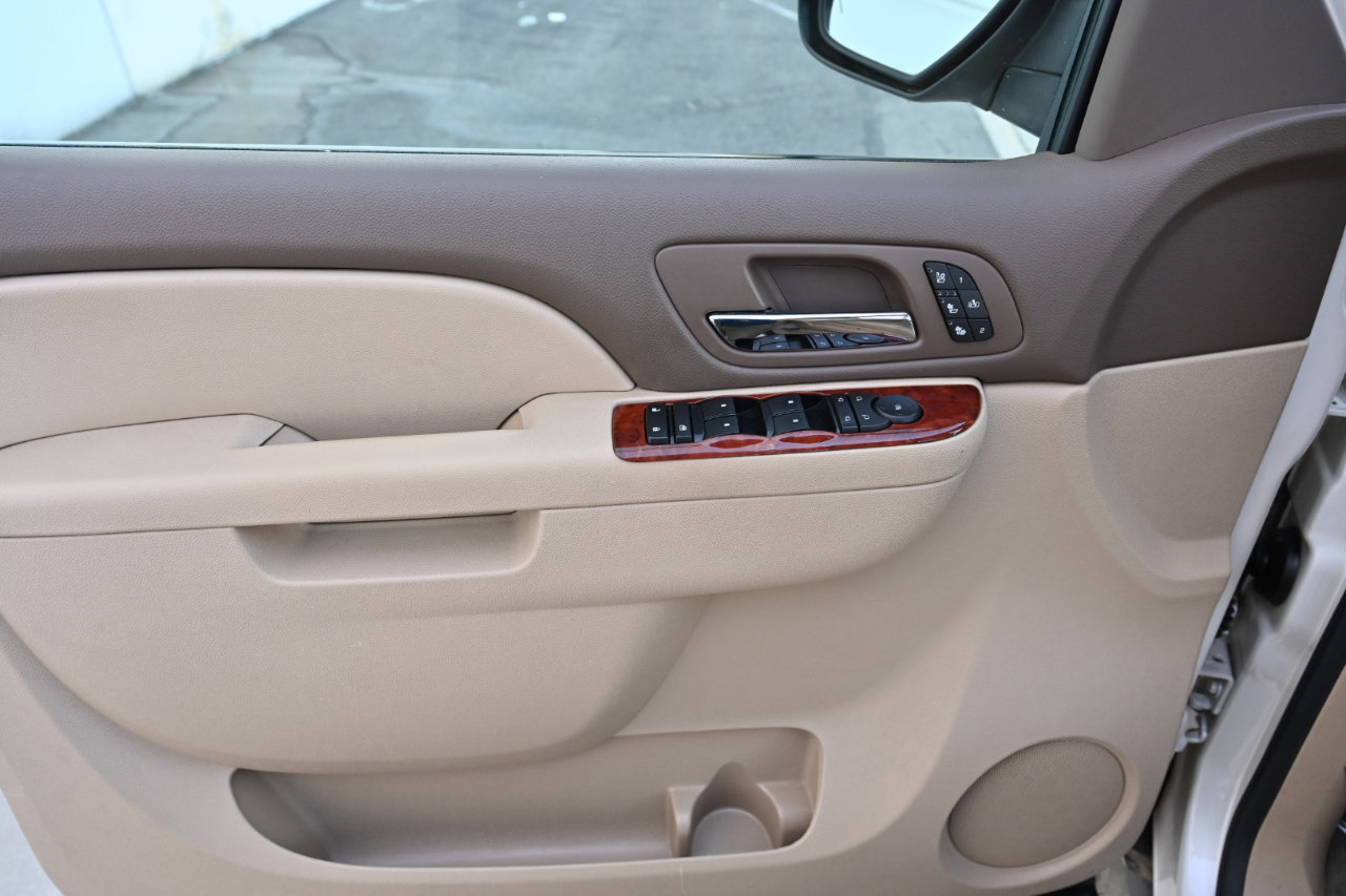 Used 2013 Chevrolet Suburban LTZ RWD image 35