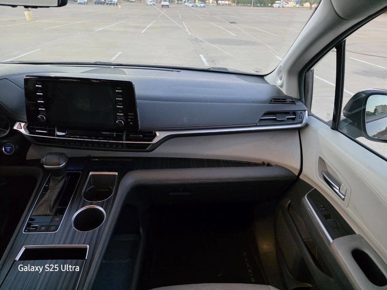 Used 2021 Toyota Sienna Limited FWD image 30
