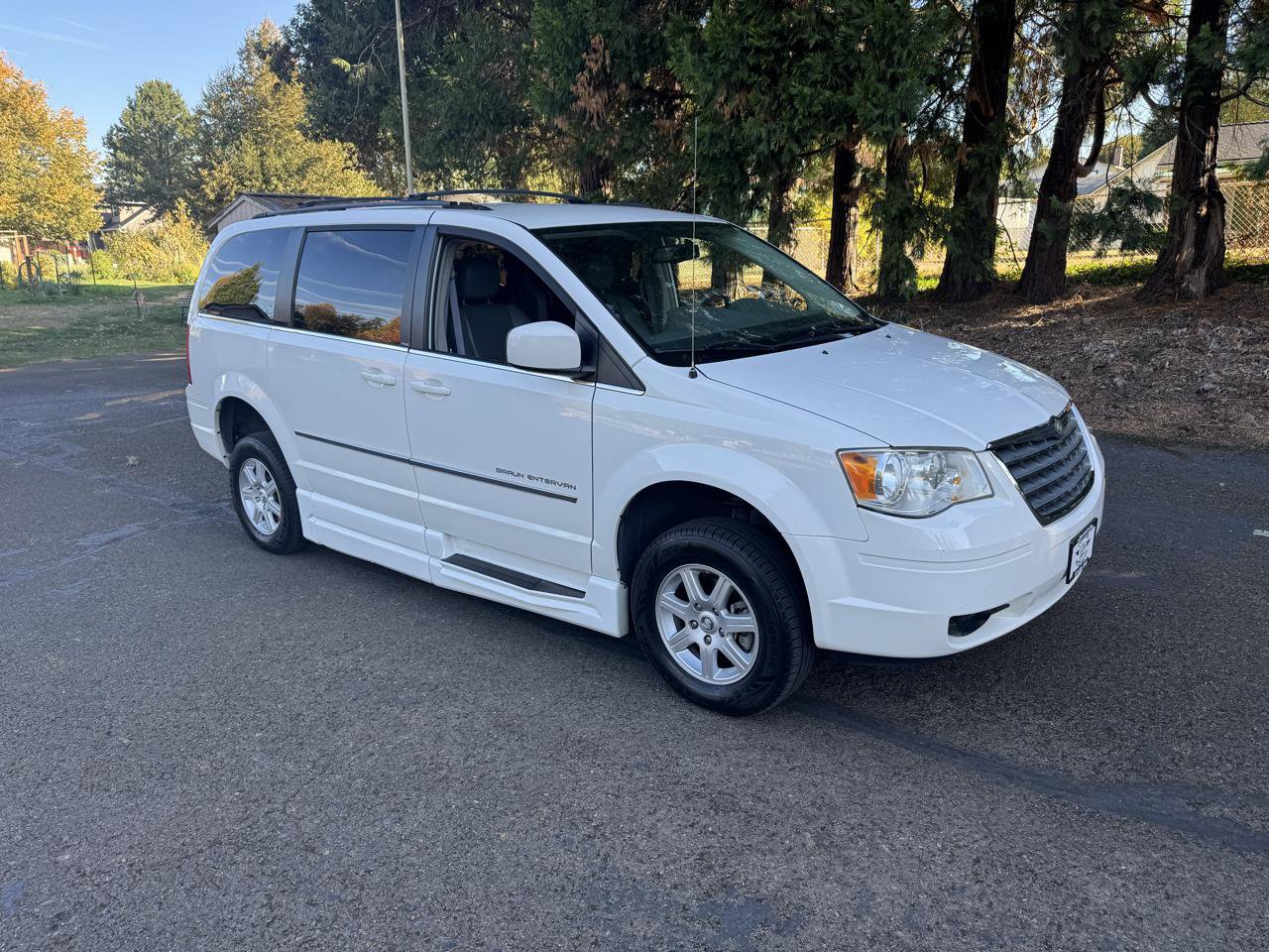 Used 2010 Chrysler Town & Country Touring FWD image 5