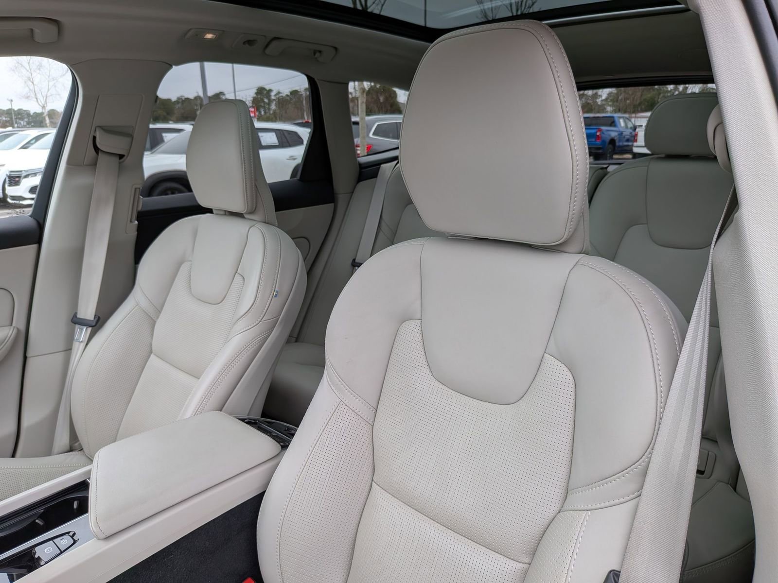 Used 2023 Volvo XC60 B5 Ultimate w/ Climate Package image 15