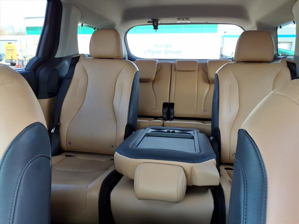 Used 2022 Kia Carnival EX image 11