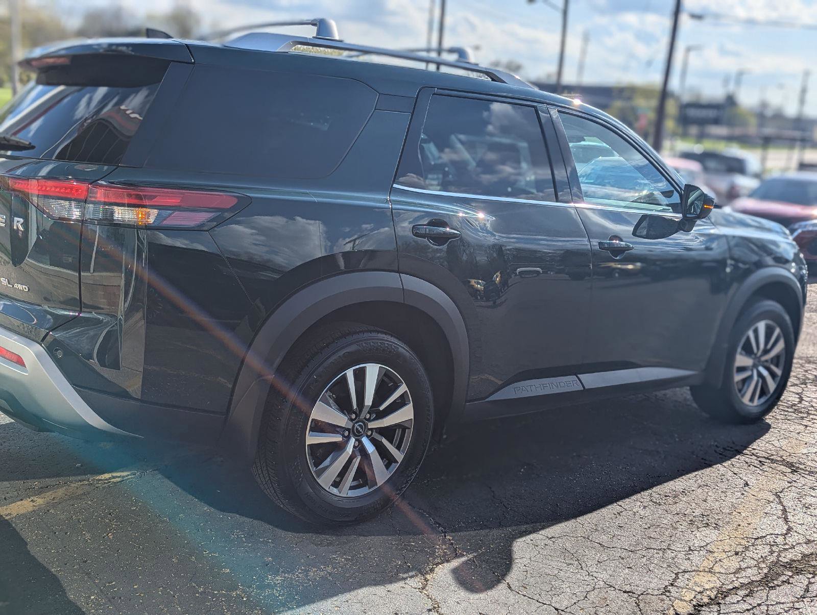 Used 2024 Nissan Pathfinder SL AWD/4WD image 12