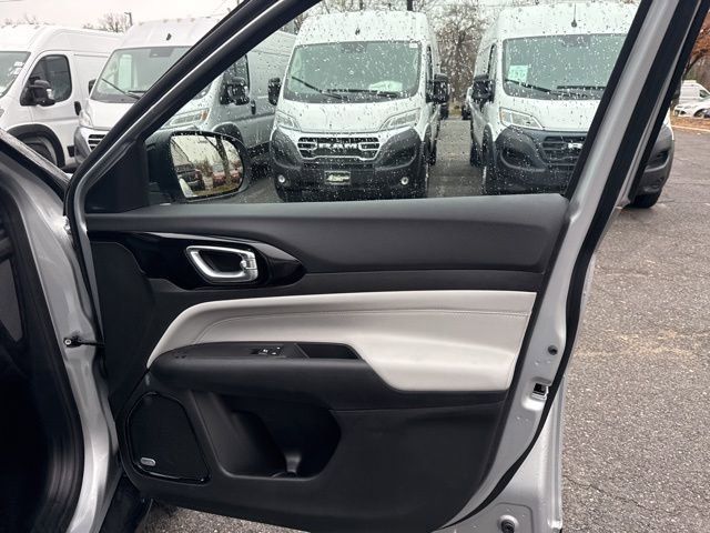 Certified 2025 Jeep Compass Limited w/ Sun & Sound Group image 27
