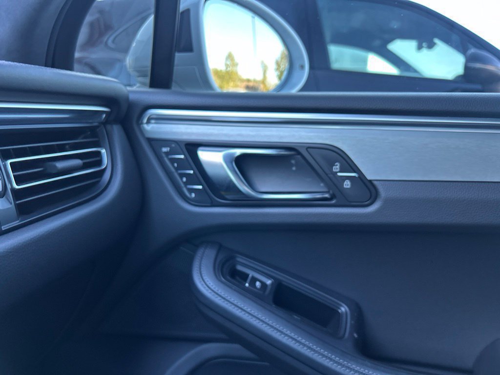 Used 2020 Porsche Macan Turbo AWD/4WD image 25