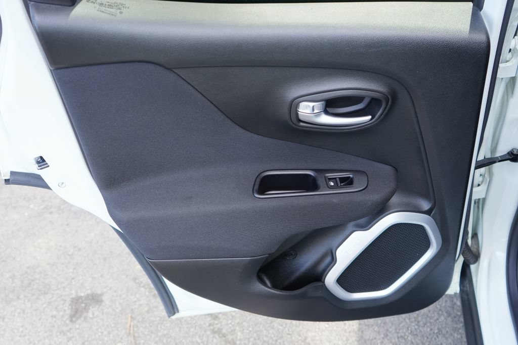 Used 2019 Jeep Renegade Latitude w/ Cold Weather Group FWD image 26