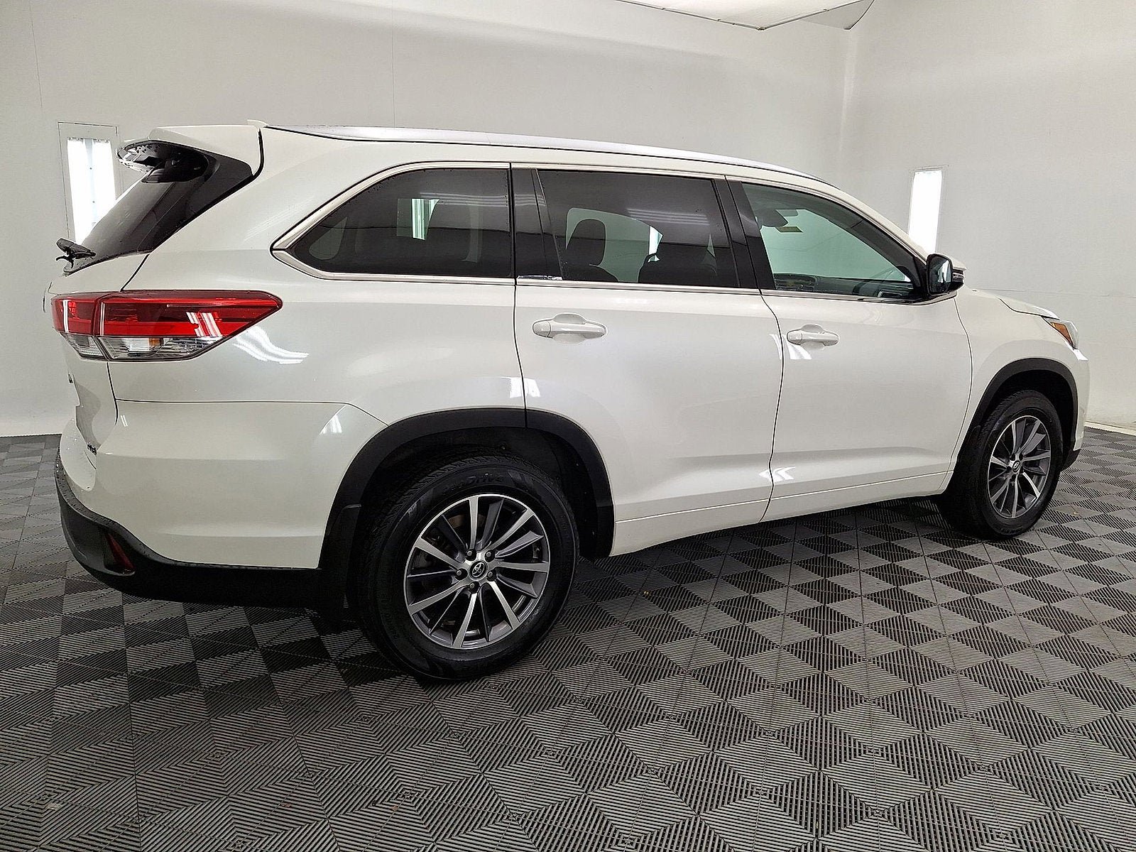 Used 2018 Toyota Highlander XLE AWD/4WD image 26
