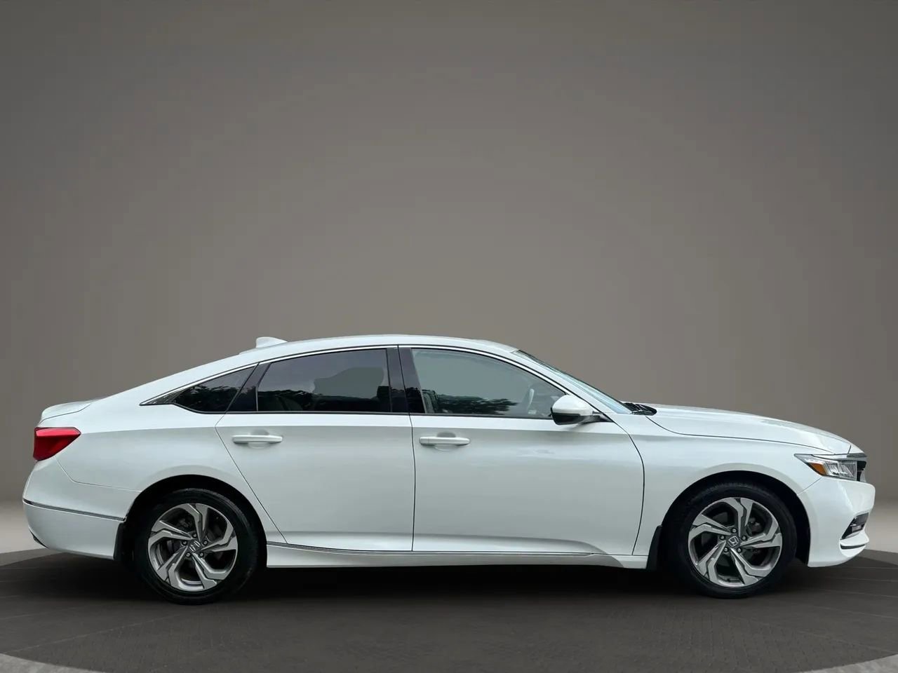 Used 2018 Honda Accord EX-L image 10