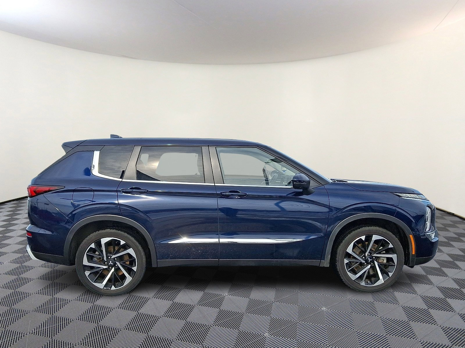 Used 2024 Mitsubishi Outlander SE image 8