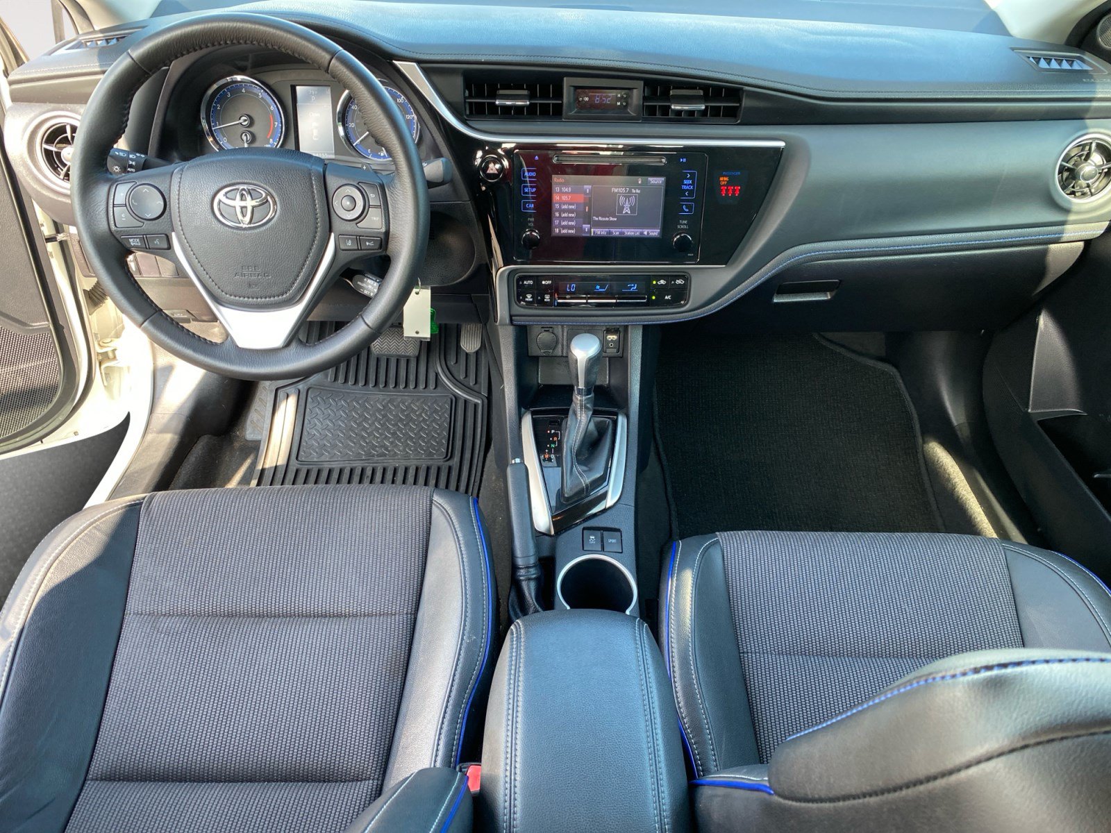 Used 2018 Toyota Corolla SE FWD image 12