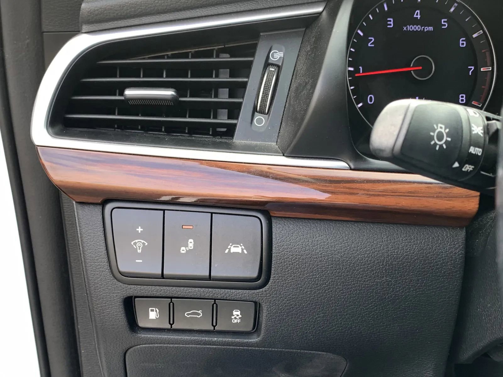 Used 2019 Kia Cadenza Technology image 16