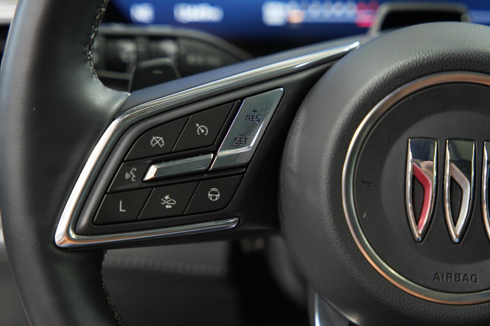 Used 2025 Buick Enclave Avenir image 32