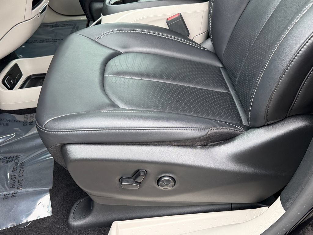 Used 2024 Chrysler Pacifica Touring-L FWD image 25