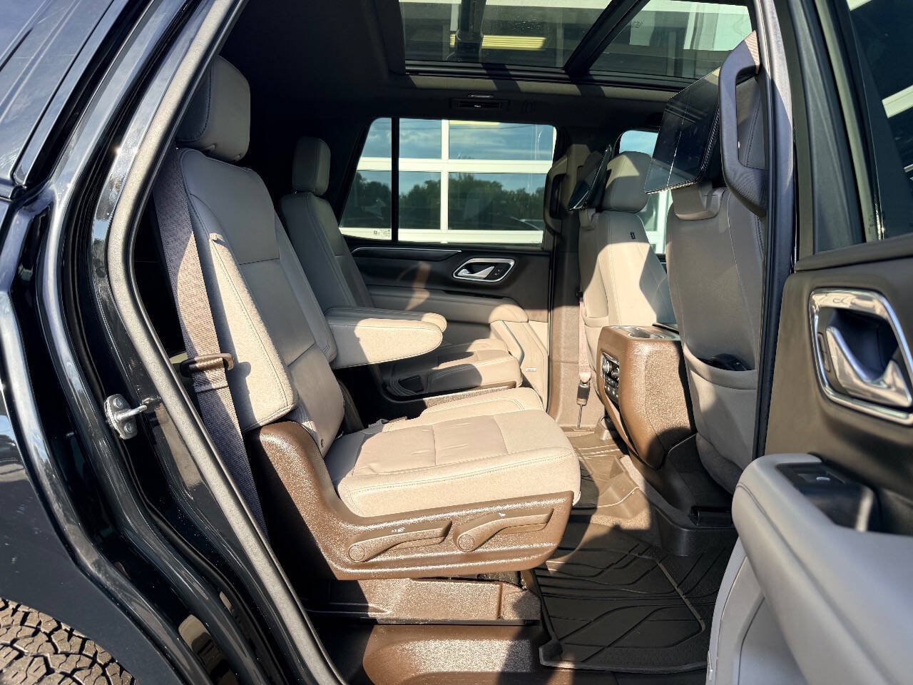 Used 2022 Chevrolet Tahoe Z71 w/ Z71 Off-Road Package AWD/4WD image 40