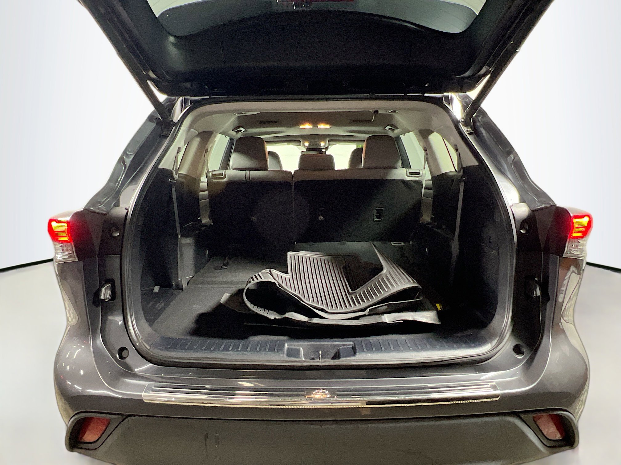 Used 2020 Toyota Highlander XLE image 34