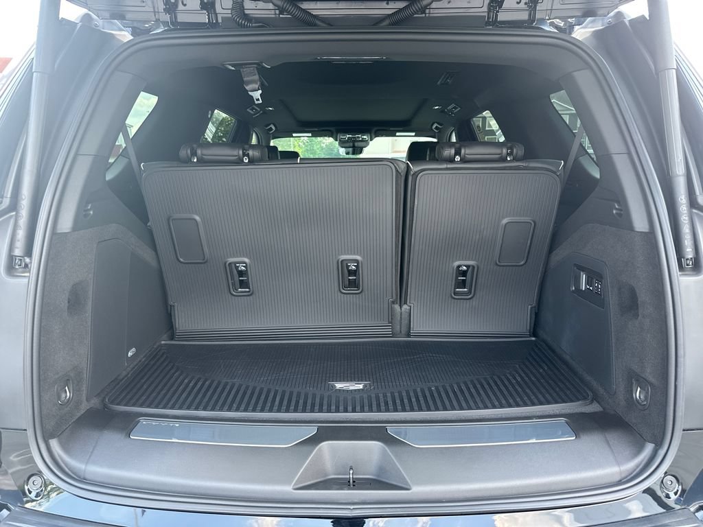 Certified 2026 Cadillac Escalade Luxury w/ LPO, Radiant Package AWD/4WD image 18