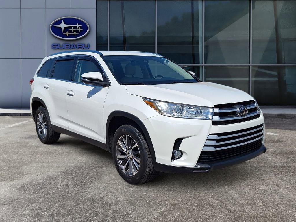 Used 2019 Toyota Highlander XLE FWD image 2