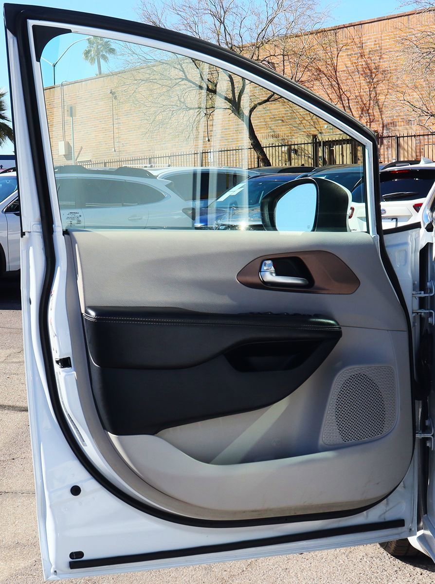 Used 2020 Chrysler Voyager L FWD image 36