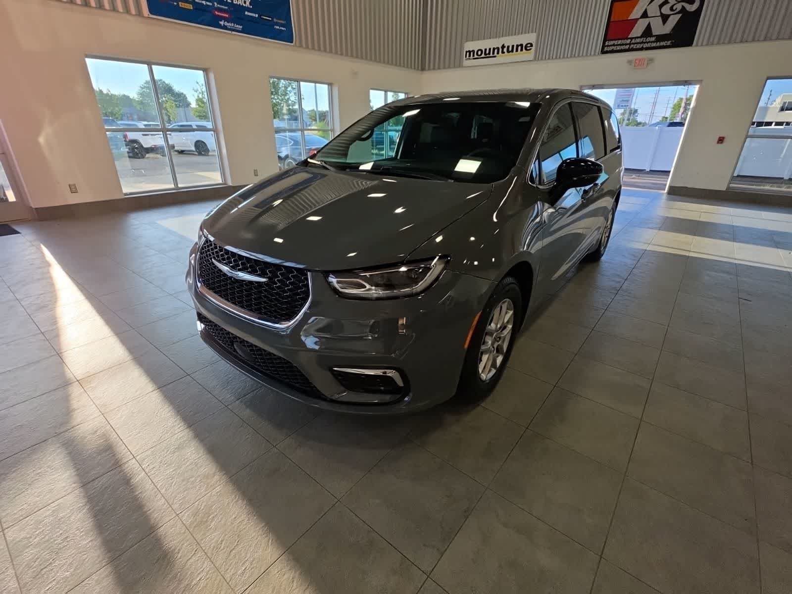 Used 2025 Chrysler Pacifica Select FWD video 1