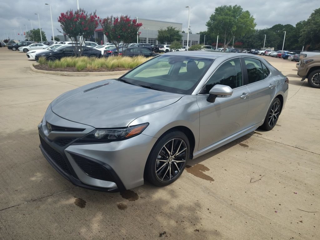 Used 2024 Toyota Camry SE FWD image 1