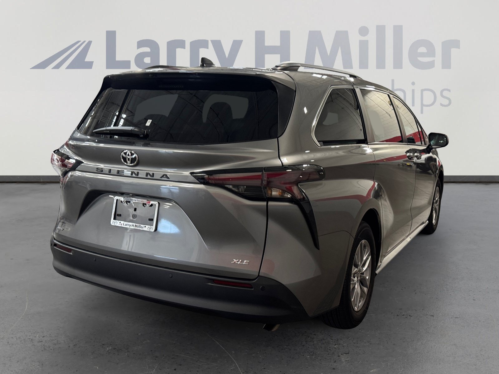 Certified 2026 Toyota Sienna XLE FWD image 5