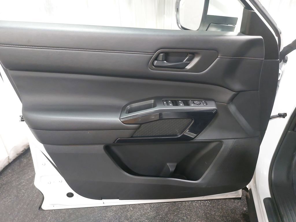 Used 2025 Nissan Pathfinder SV image 27