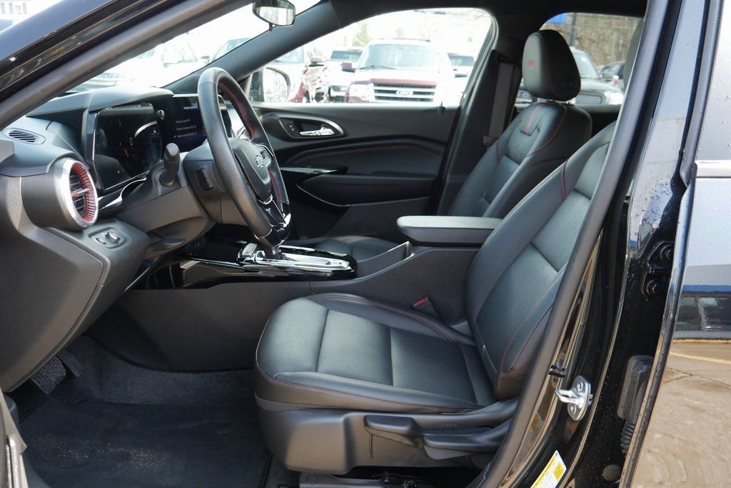 Used 2025 Chevrolet Trax RS image 8