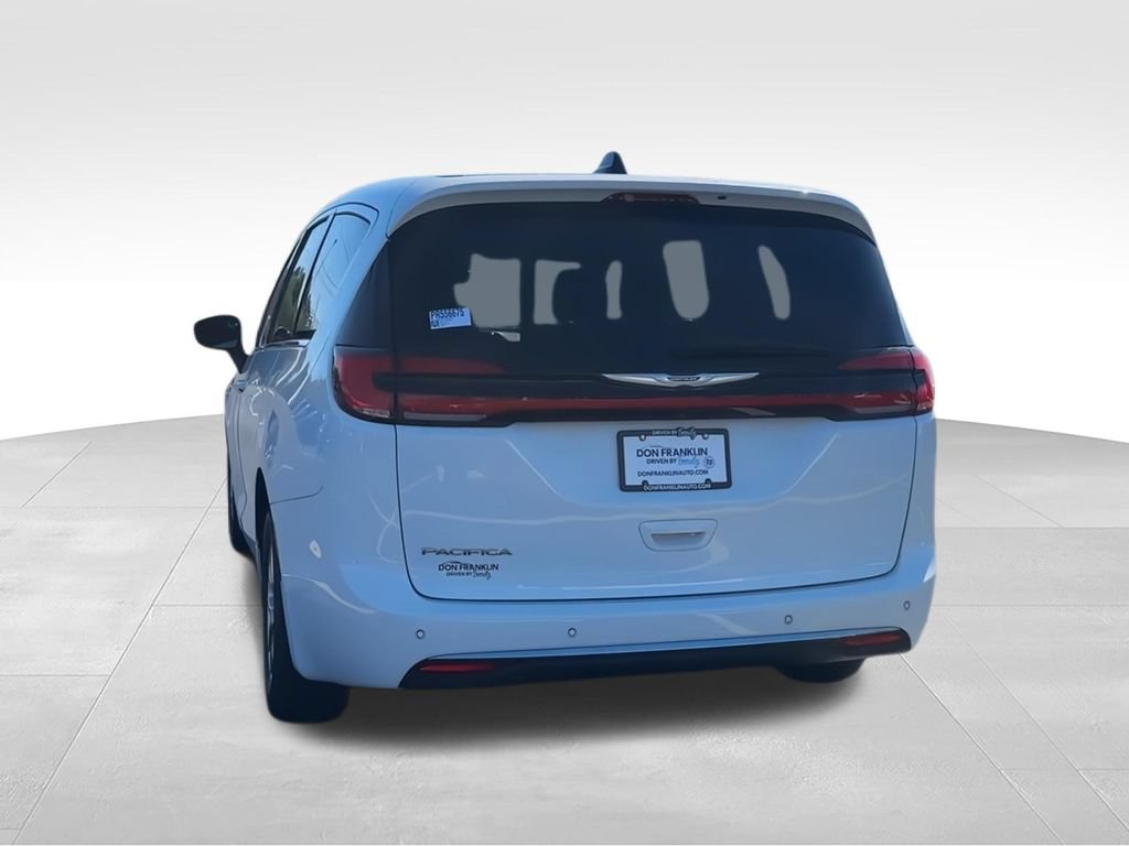 Used 2023 Chrysler Pacifica Touring FWD image 7