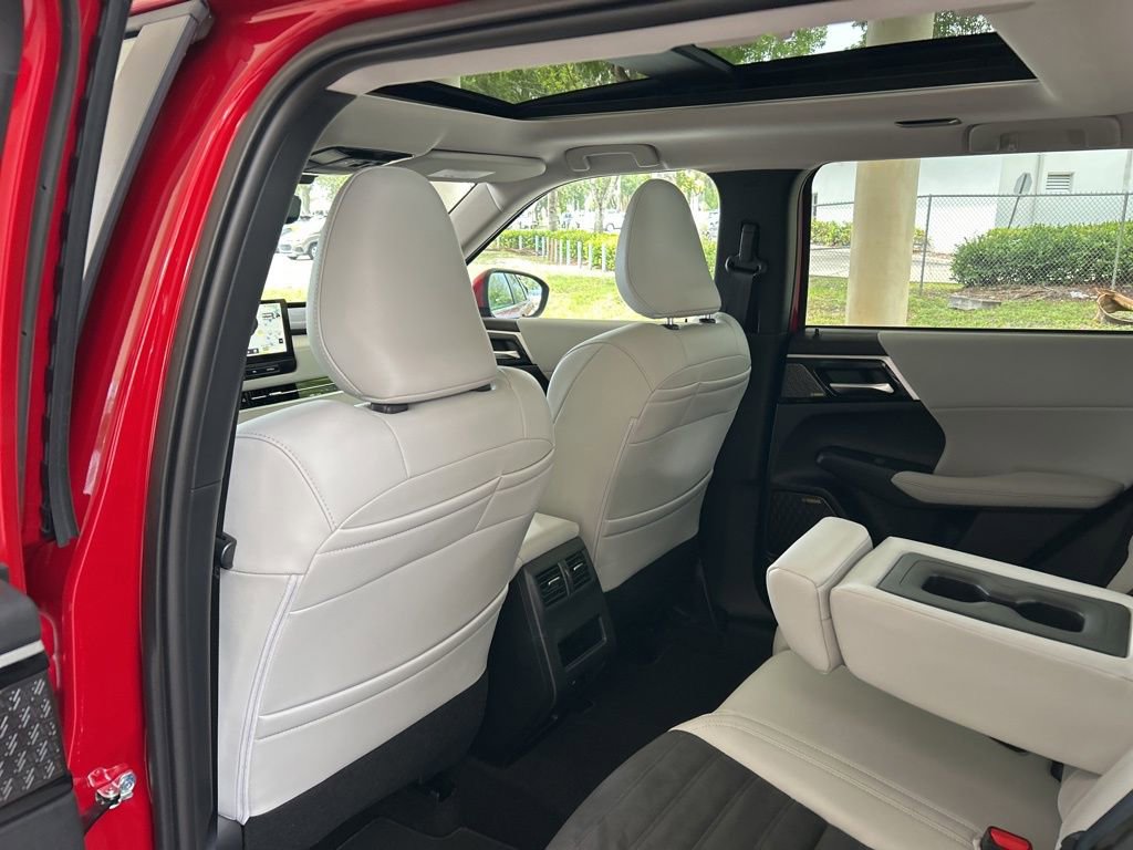 New 2025 Mitsubishi Outlander SE image 35