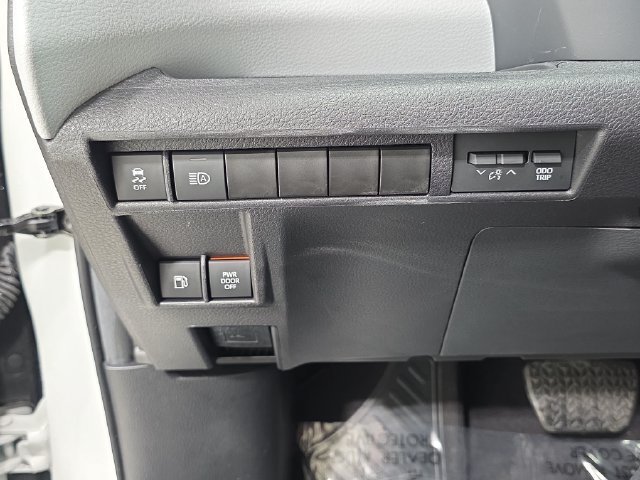 Used 2025 Toyota Sienna XLE FWD image 23