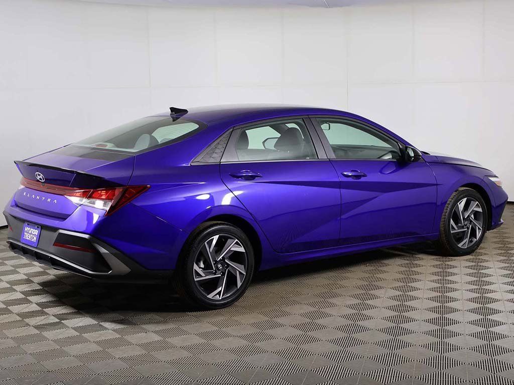 Certified 2025 Hyundai Elantra Sport image 9