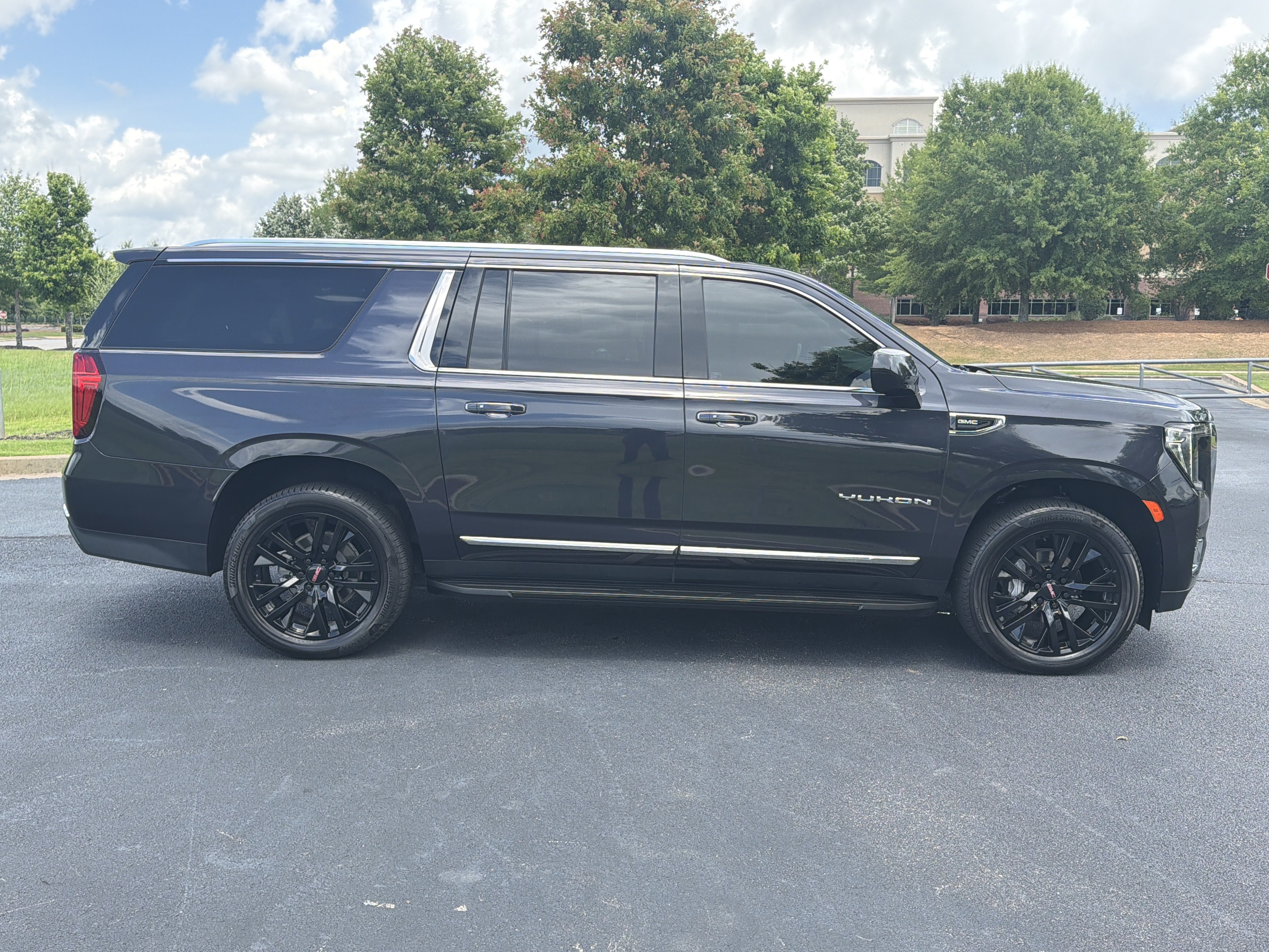 Used 2023 GMC Yukon XL SLT AWD/4WD image 10