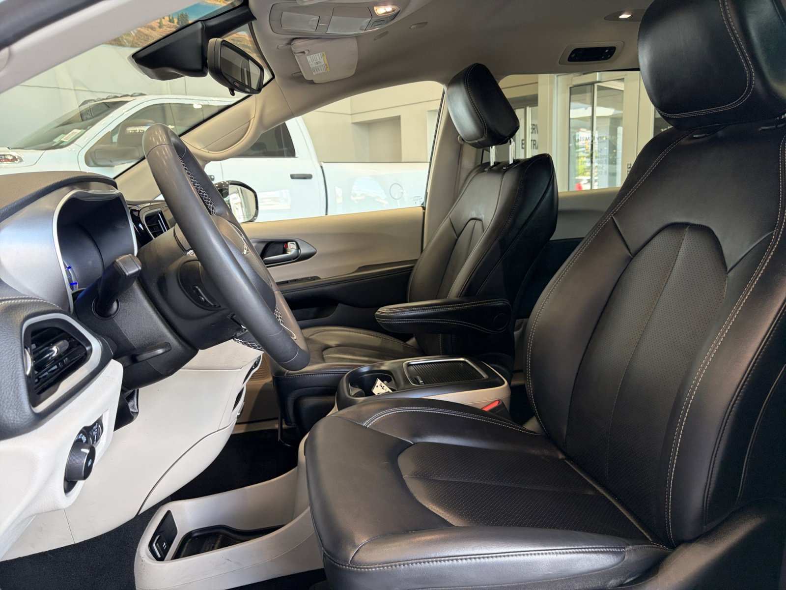 Used 2024 Chrysler Pacifica Limited FWD image 11