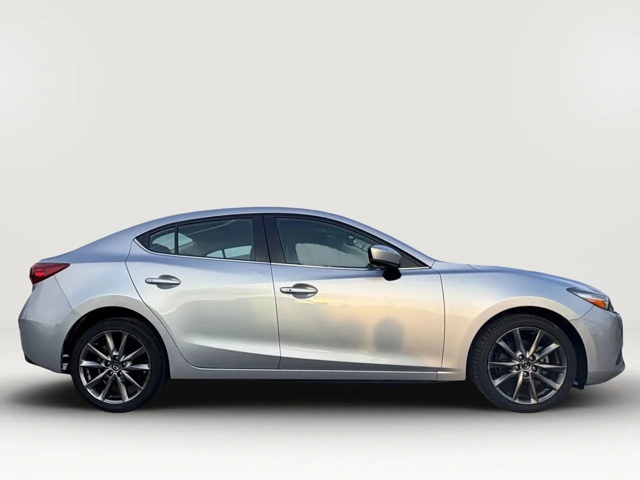 Used 2018 MAZDA MAZDA3 Touring image 4