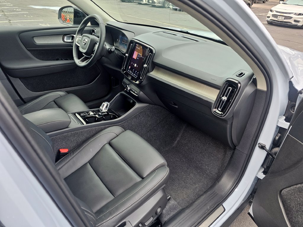 Certified 2025 Volvo XC40 B5 Ultra AWD/4WD image 33