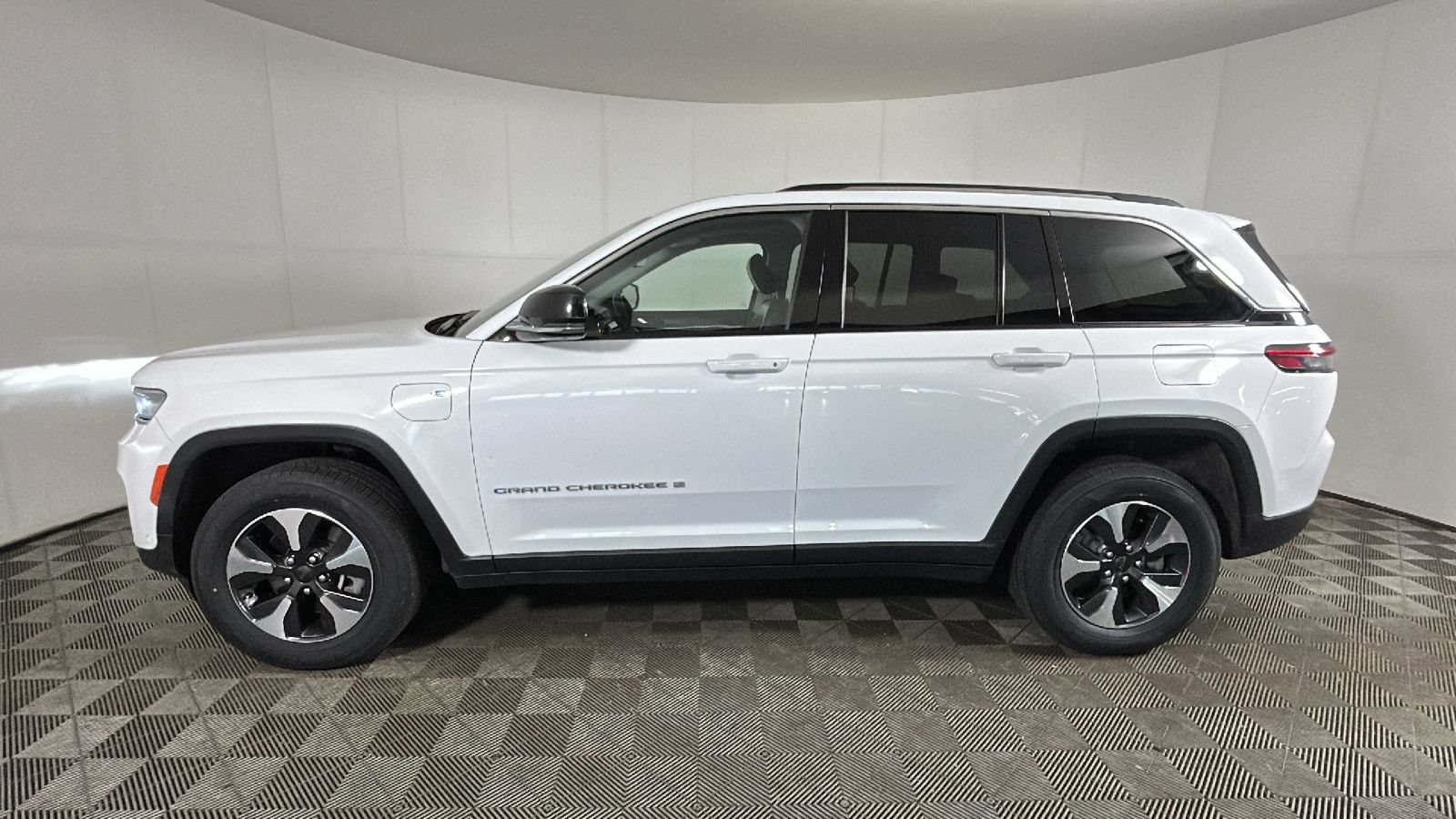 Used 2023 Jeep Grand Cherokee 4WD 4xe w/ Luxury Tech Group II image 6
