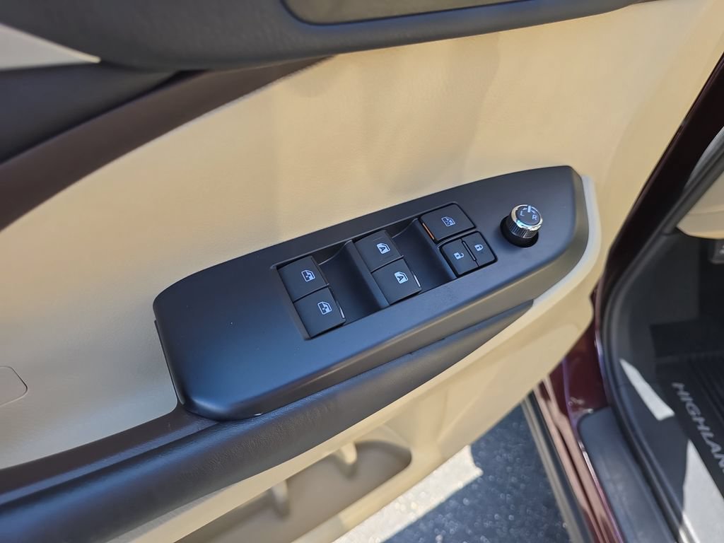 Certified 2019 Toyota Highlander XLE AWD/4WD image 31